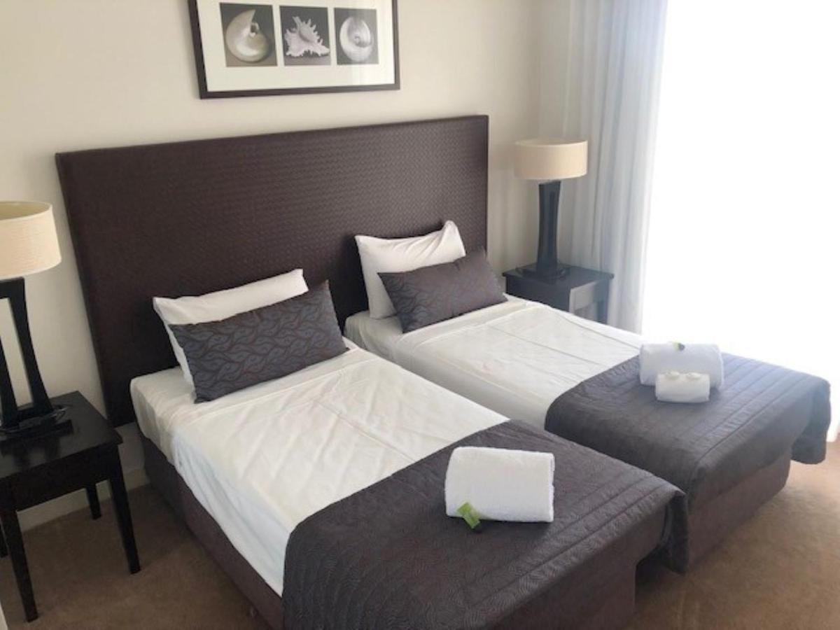 Grand Mercure Allegra Hervey Bay Esterno foto A bedroom at the hotel