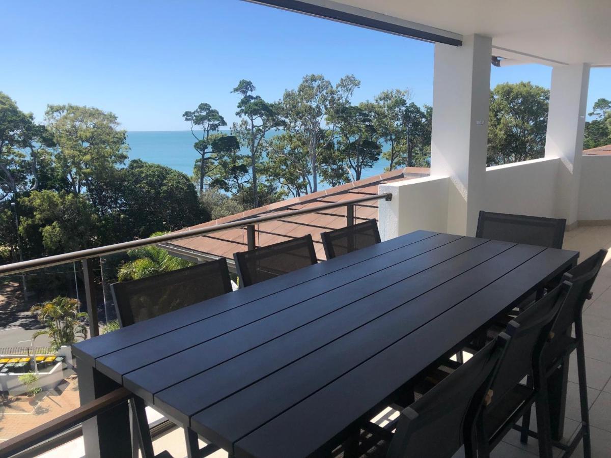 Grand Mercure Allegra Hervey Bay Esterno foto A balcony in a residential apartment