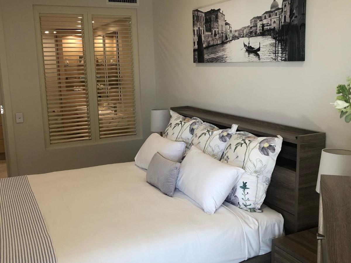 Grand Mercure Allegra Hervey Bay Esterno foto A bedroom with plantation shutters