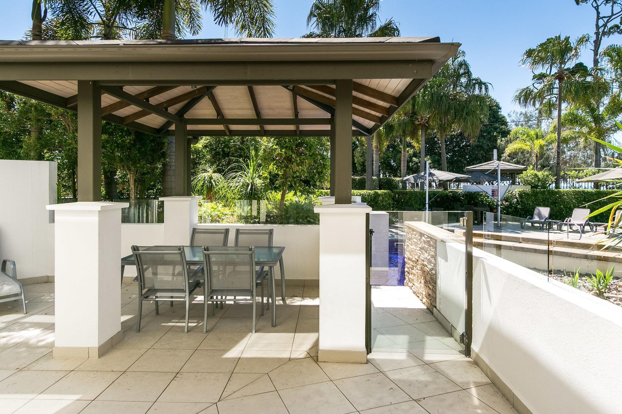 Grand Mercure Allegra Hervey Bay Esterno foto The pool at the hotel