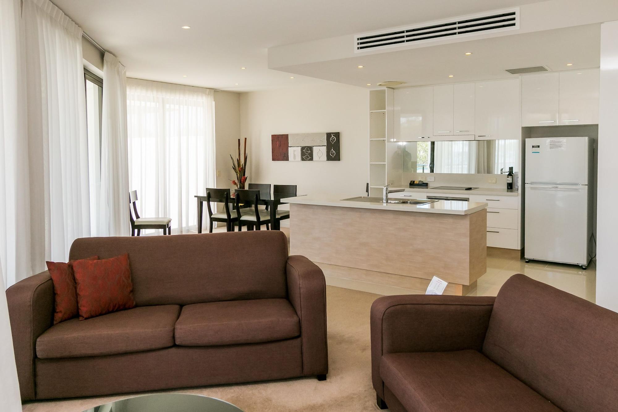 Grand Mercure Allegra Hervey Bay Esterno foto A living room with a kitchen