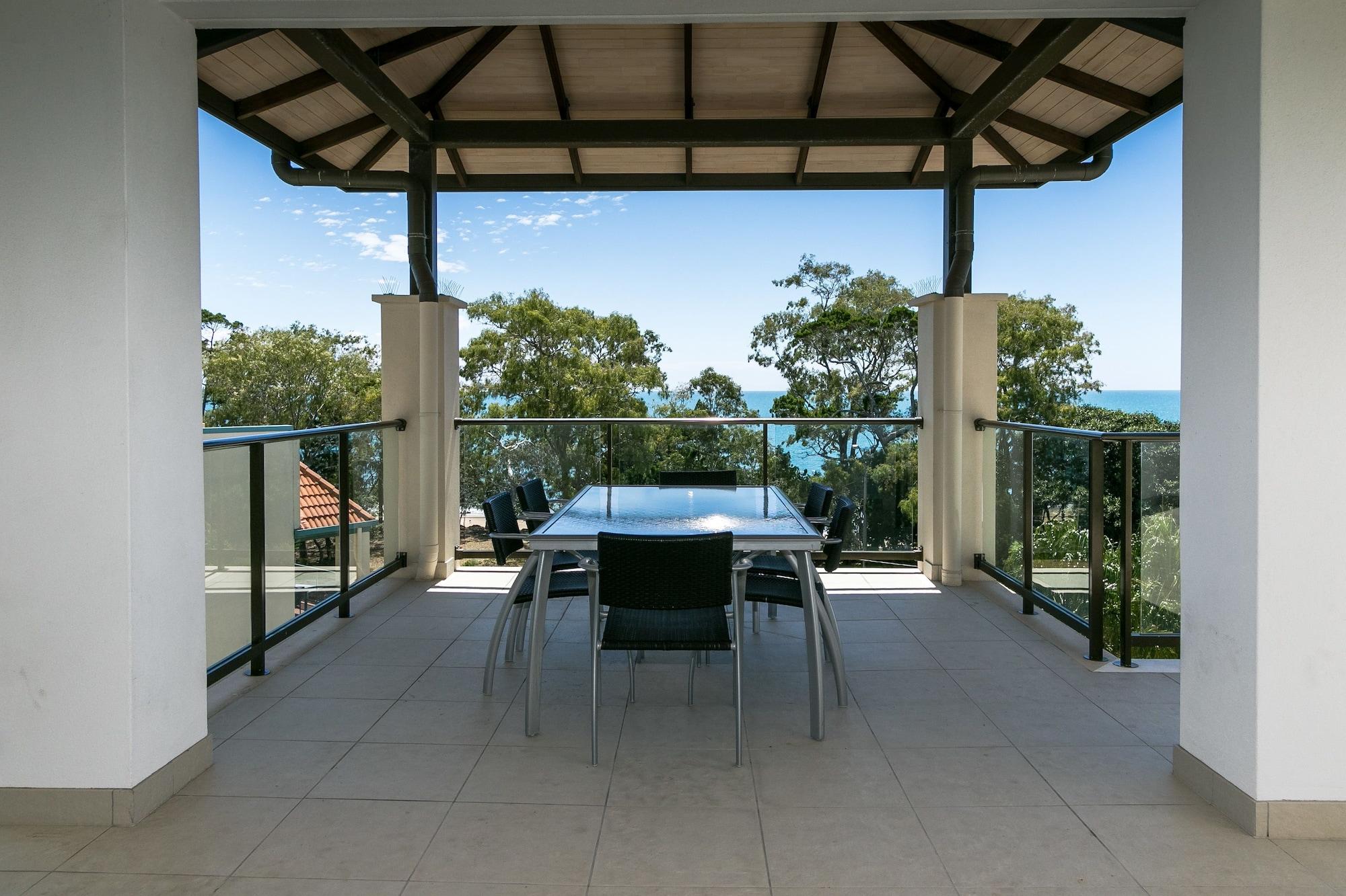 Grand Mercure Allegra Hervey Bay Esterno foto A balcony