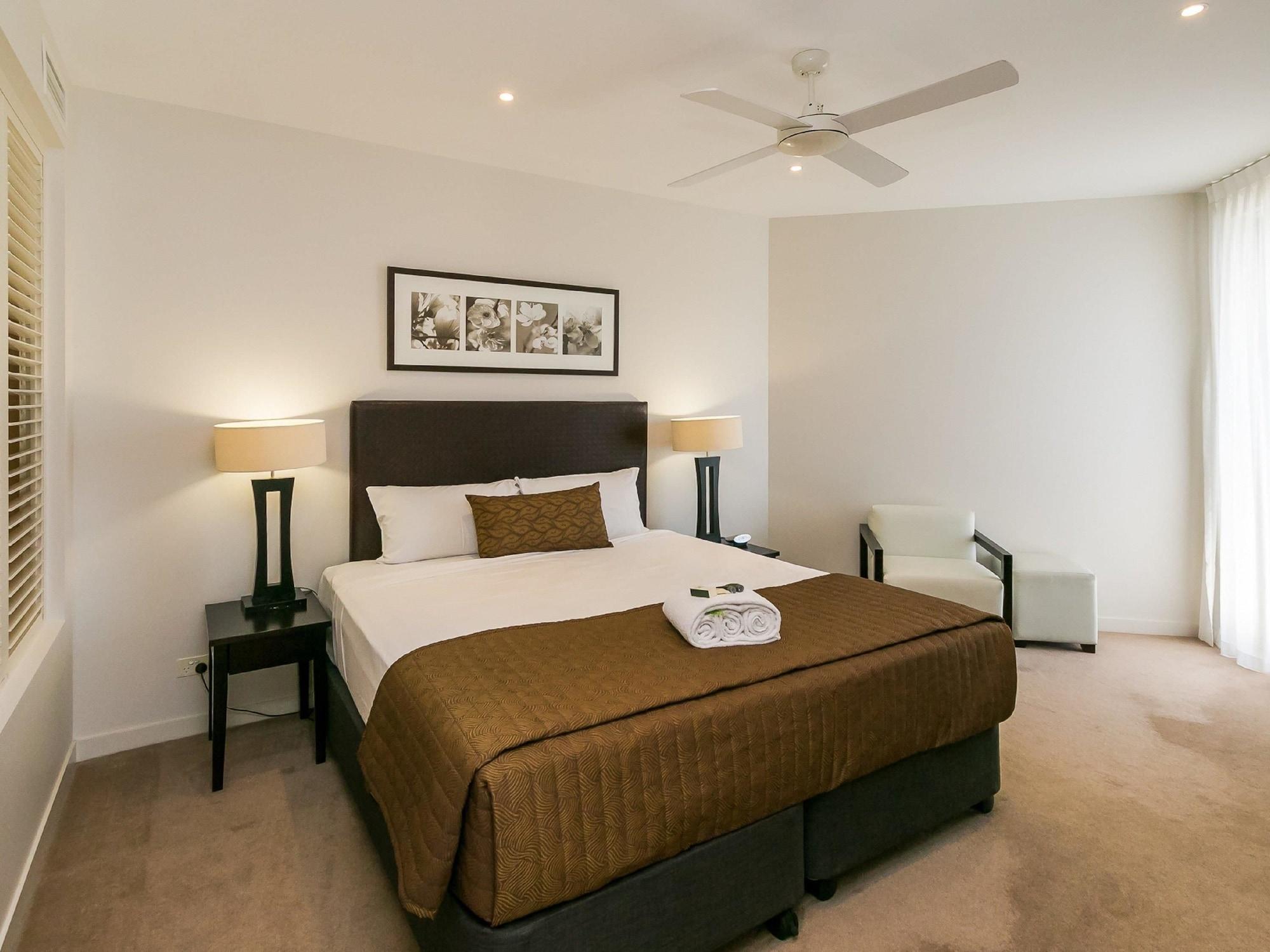 Grand Mercure Allegra Hervey Bay Esterno foto A bedroom at the hotel