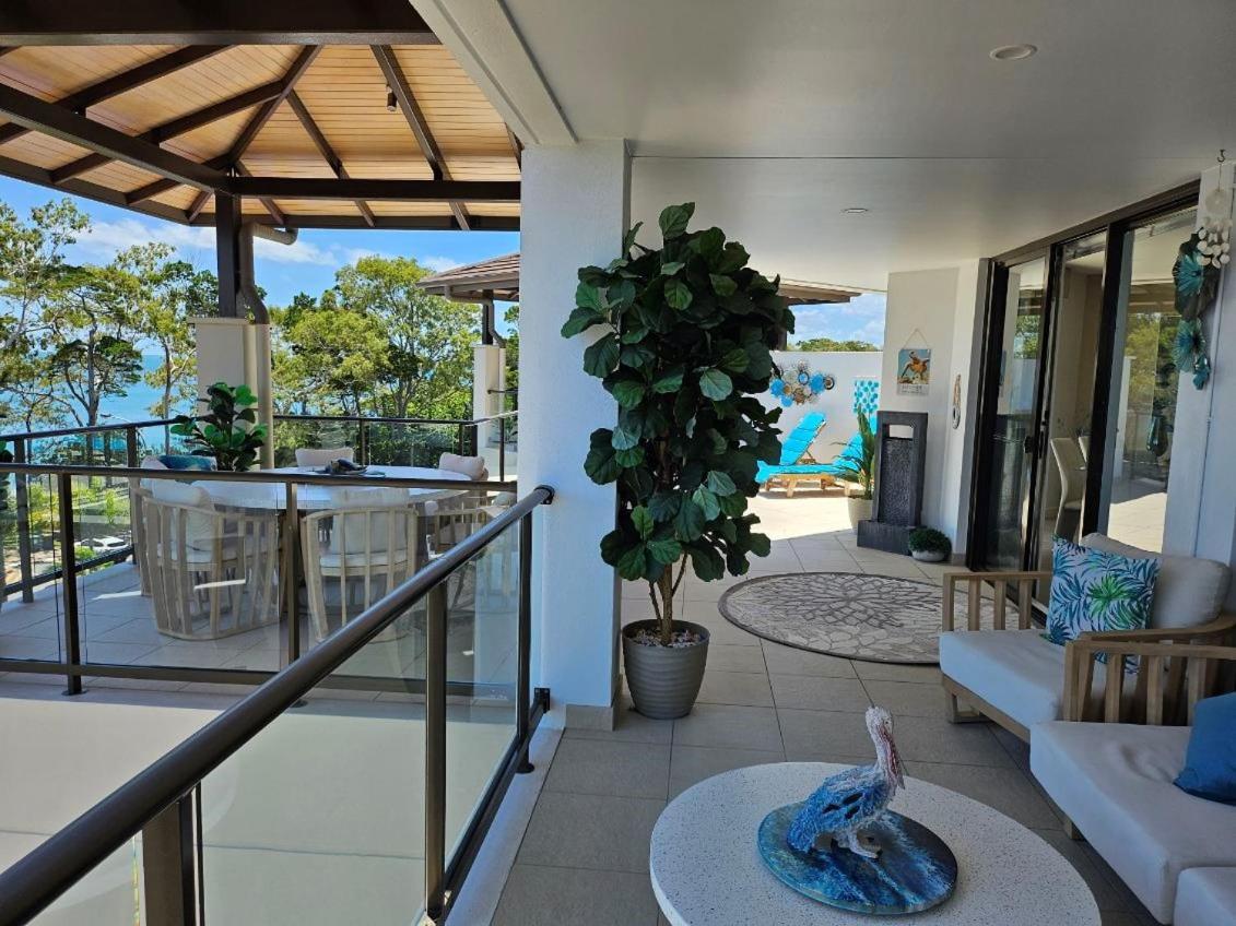 Grand Mercure Allegra Hervey Bay Esterno foto A balcony at the Ritz-Carlton, Laguna Beach