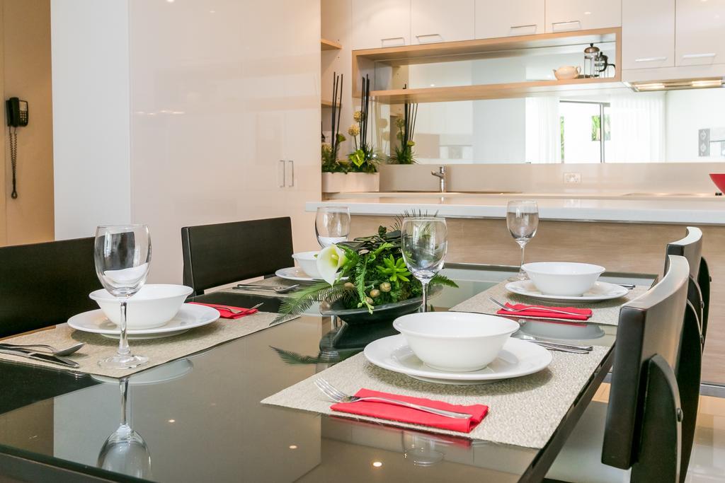 Grand Mercure Allegra Hervey Bay Esterno foto A dining room table set for dinner