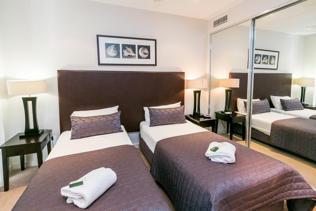 Grand Mercure Allegra Hervey Bay Esterno foto A bedroom at the hotel