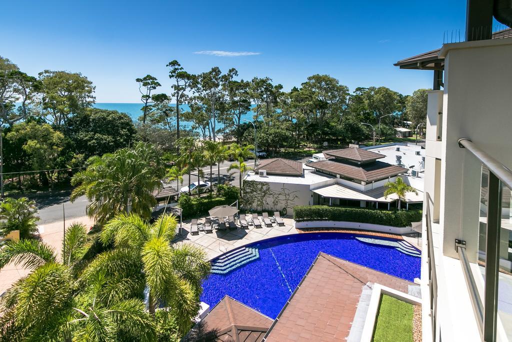 Grand Mercure Allegra Hervey Bay Esterno foto View of the pool at the Mantra on Saltwater Island