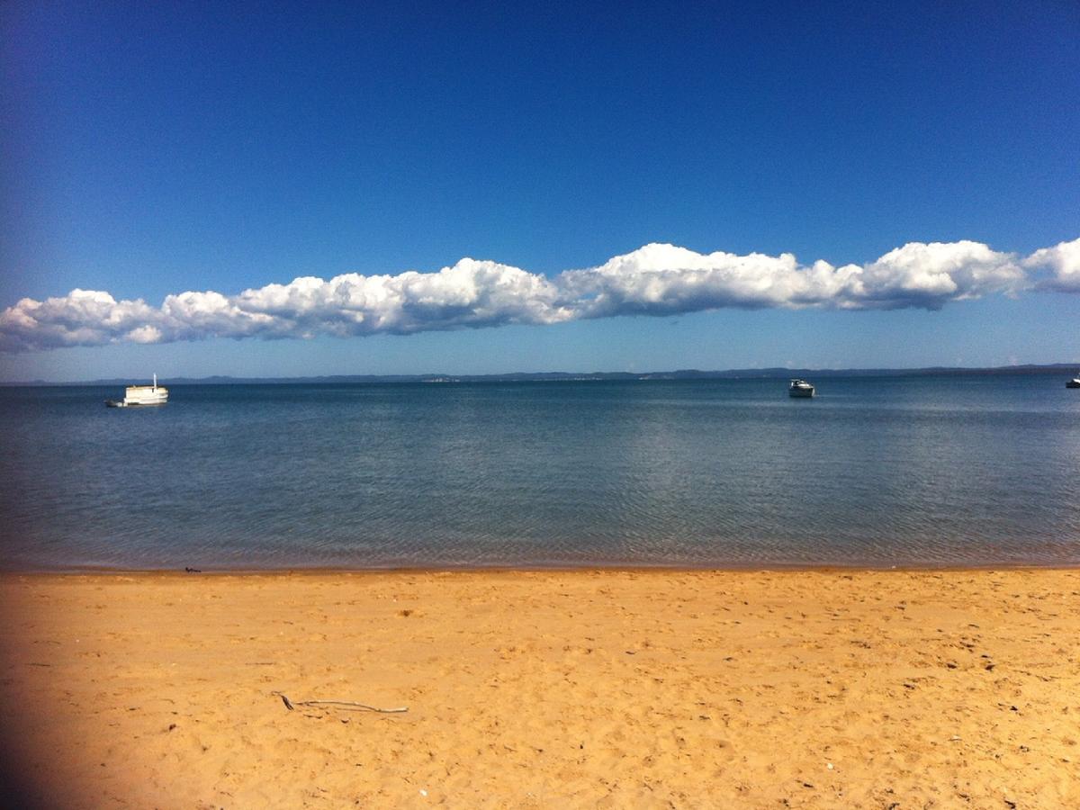Grand Mercure Allegra Hervey Bay Esterno foto View of the bay from the beach