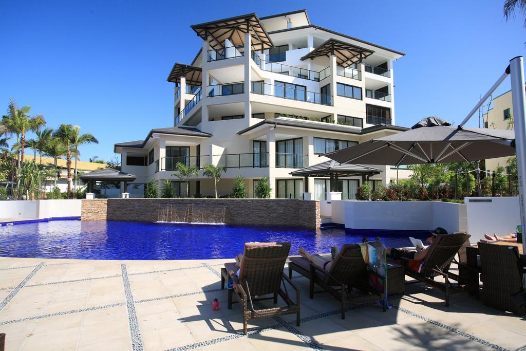 Grand Mercure Allegra Hervey Bay Esterno foto The pool at the Mantra on Saltwater Island