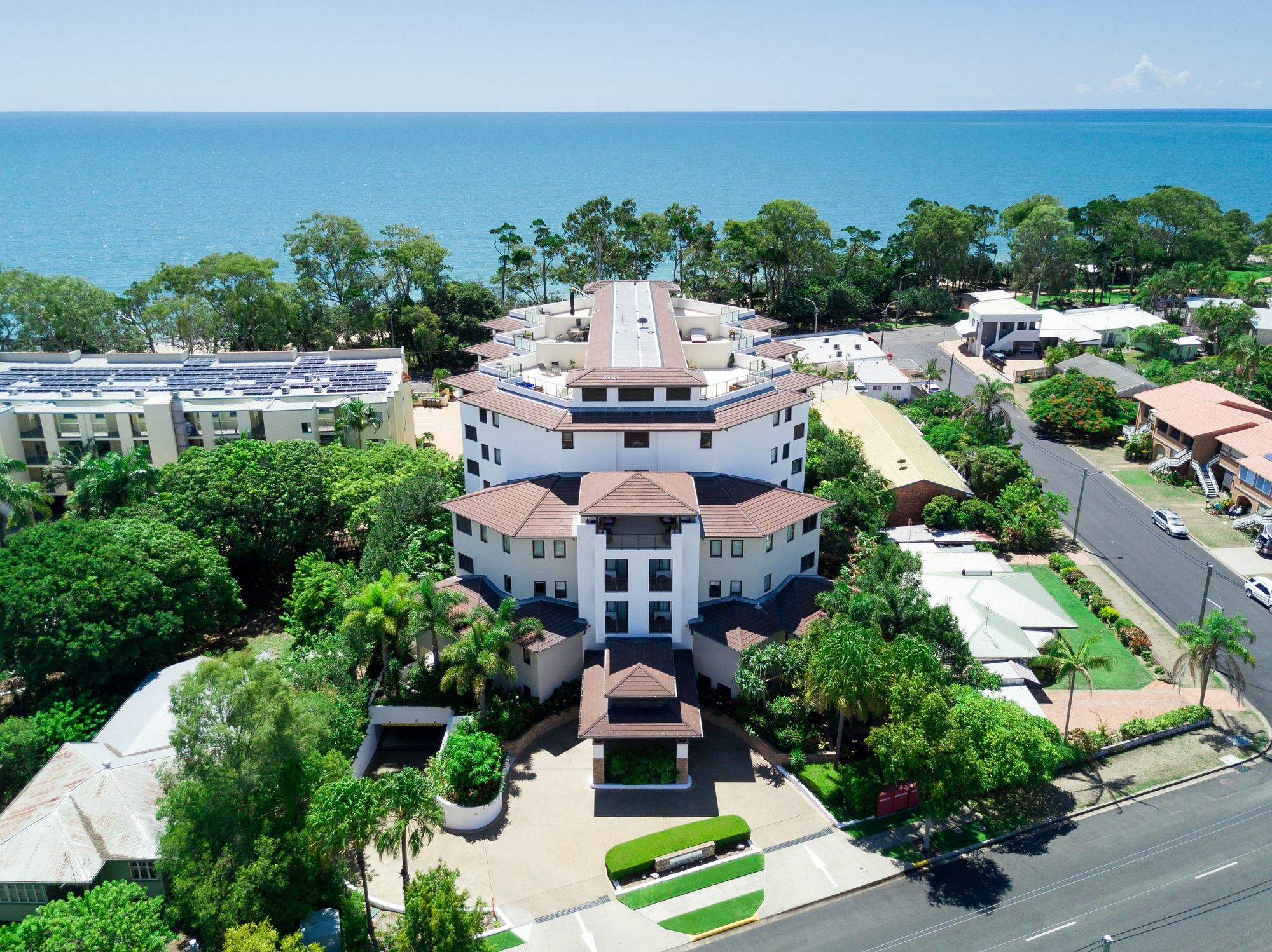 Grand Mercure Allegra Hervey Bay Esterno foto Aerial view of the complex