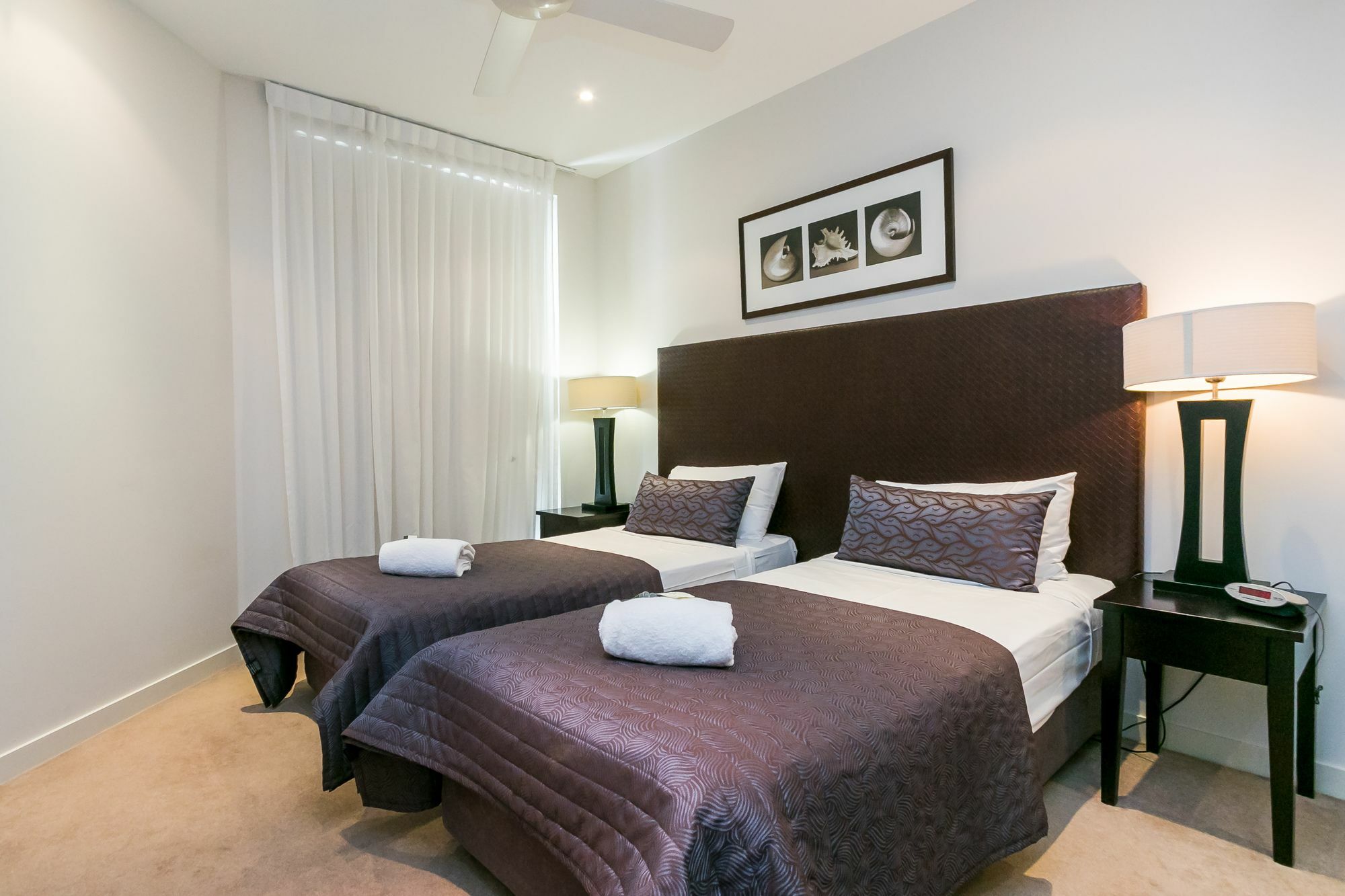 Grand Mercure Allegra Hervey Bay Esterno foto A bedroom at the Mantra on Broadbeach