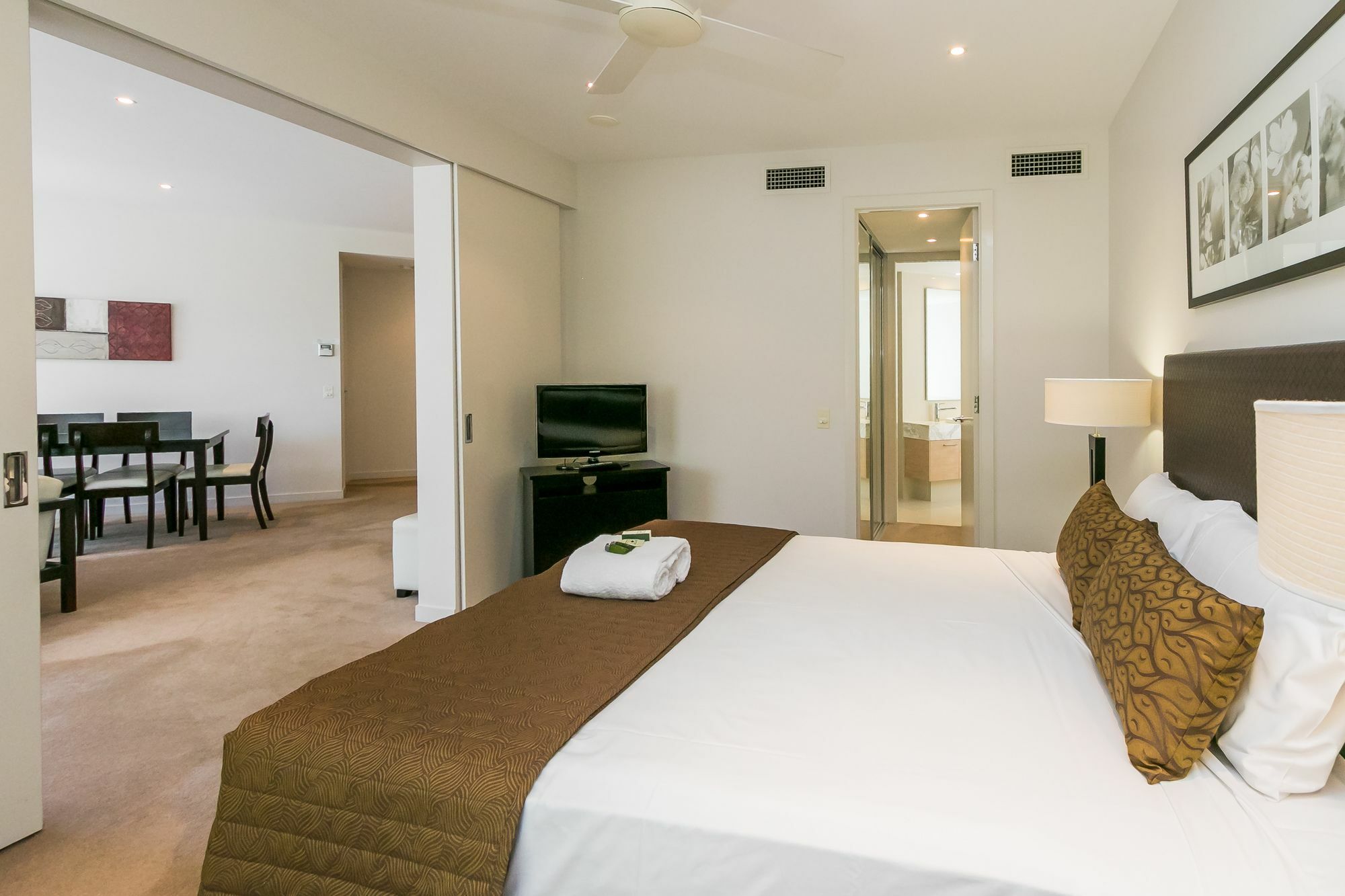 Grand Mercure Allegra Hervey Bay Esterno foto A bedroom at the Mantra on Lake Orr